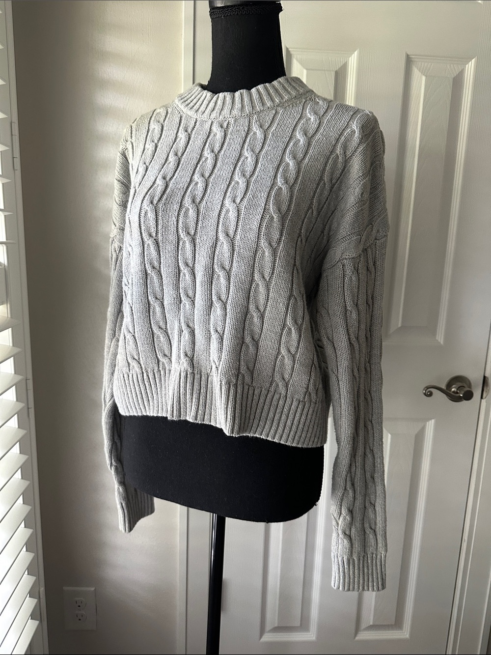 GAP Cable Knit Crewneck Sweater in Light Gray M